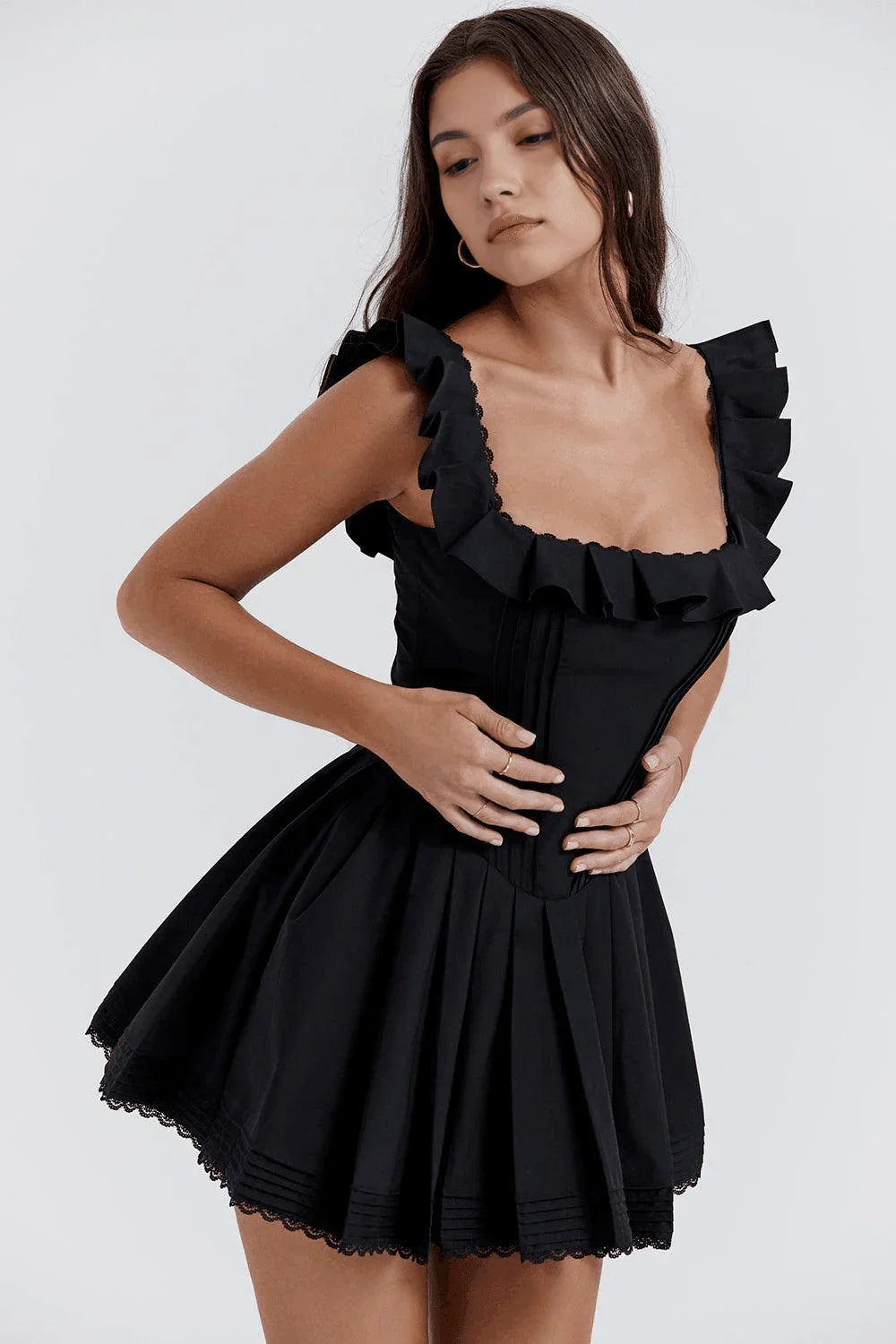Vestido corto negro plisado