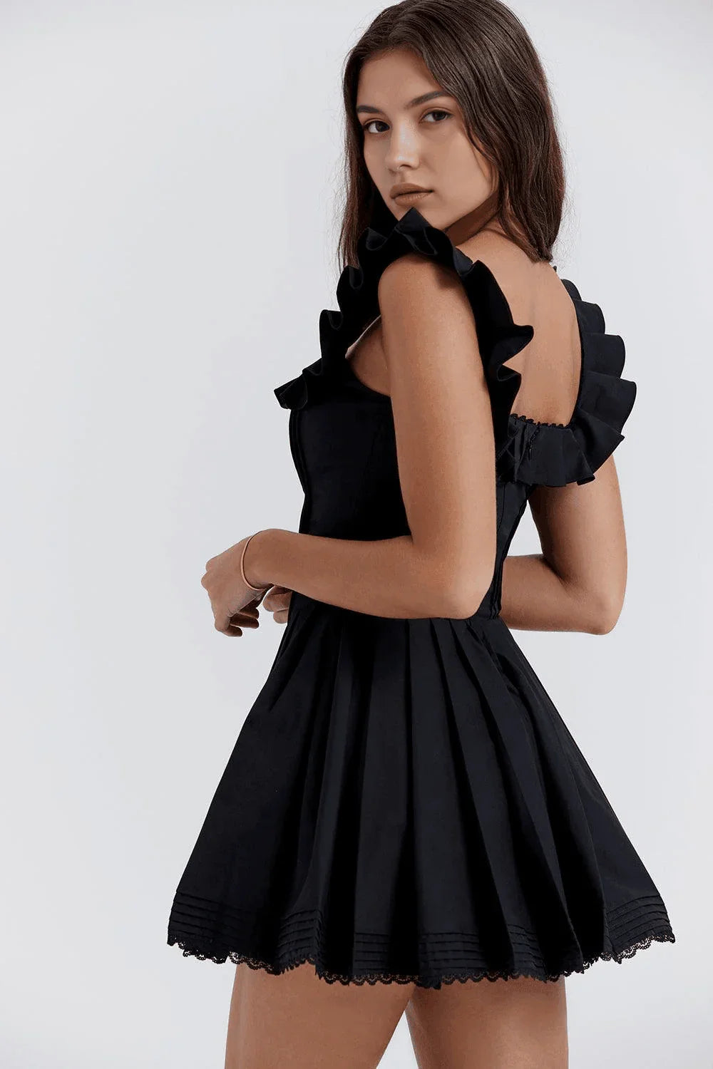 Vestido corto negro plisado