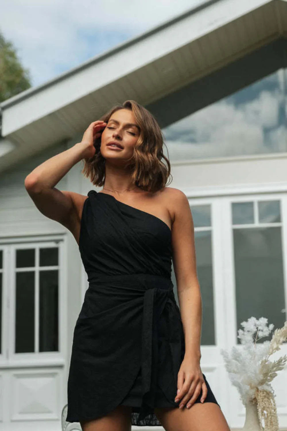 Vestido Corto de Mujer con Hombros Descubiertos
