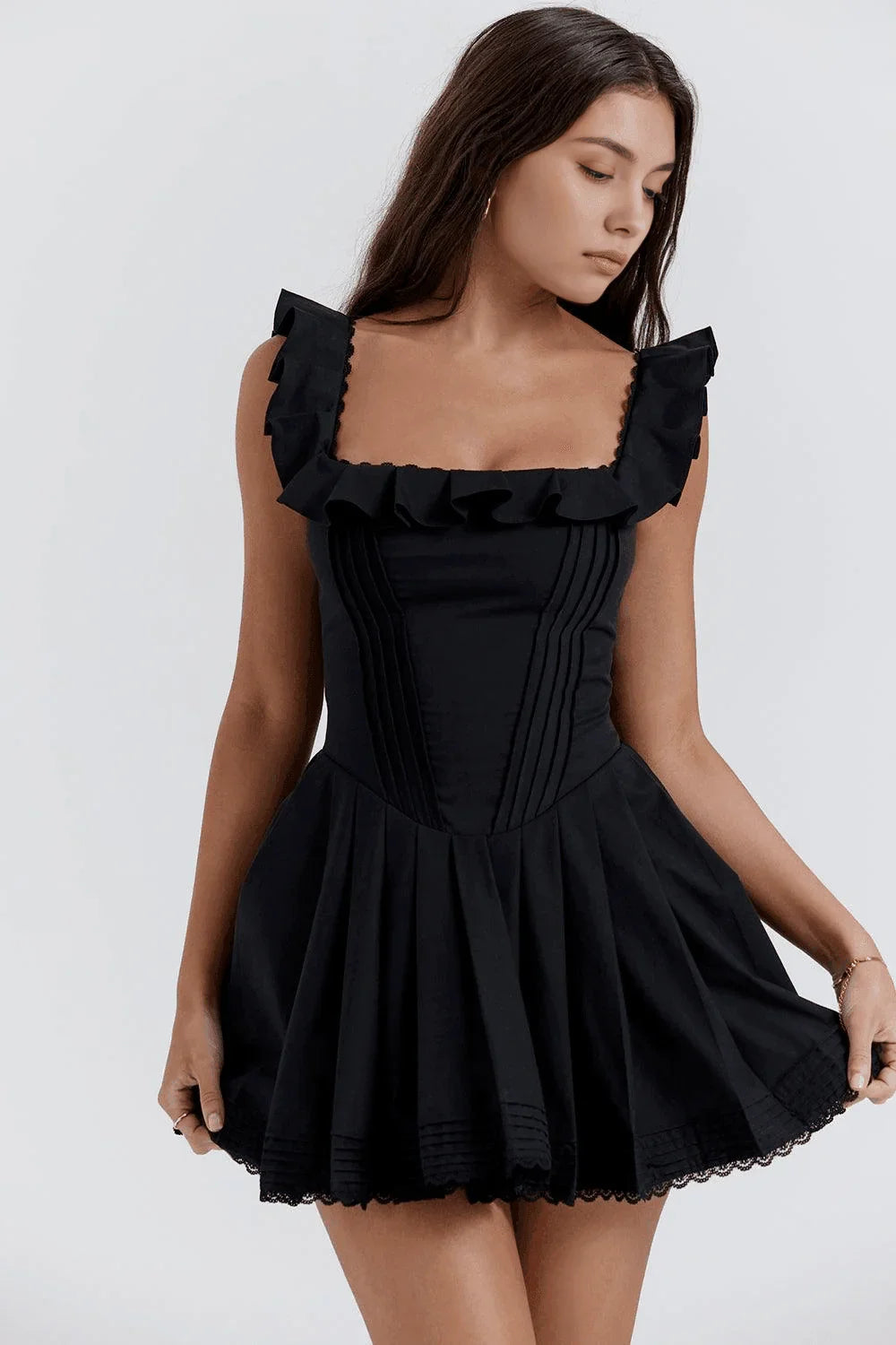 Vestido corto negro plisado